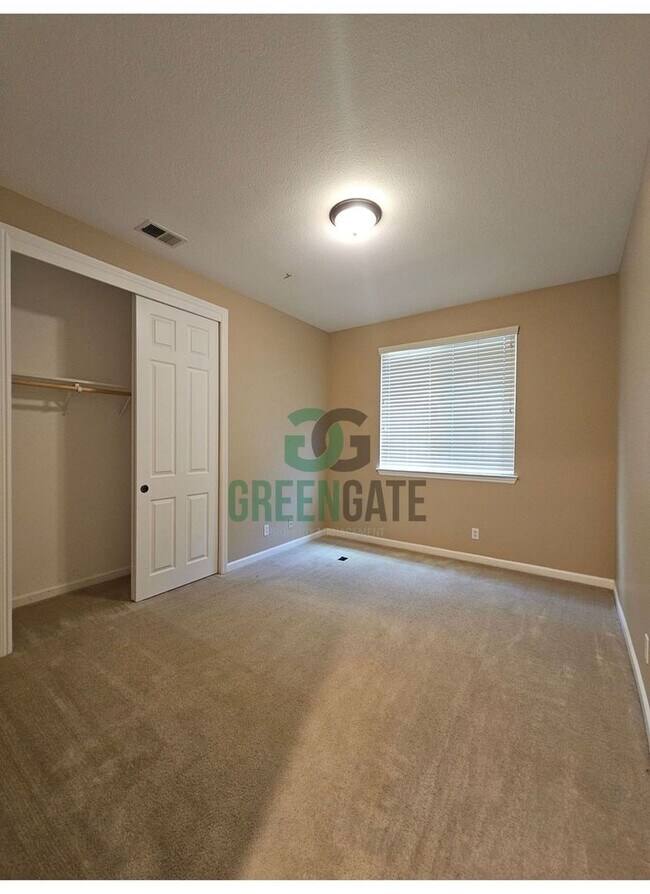 Building Photo - Spacious 4 Bedroom 3 Bath in Patterson! AV...