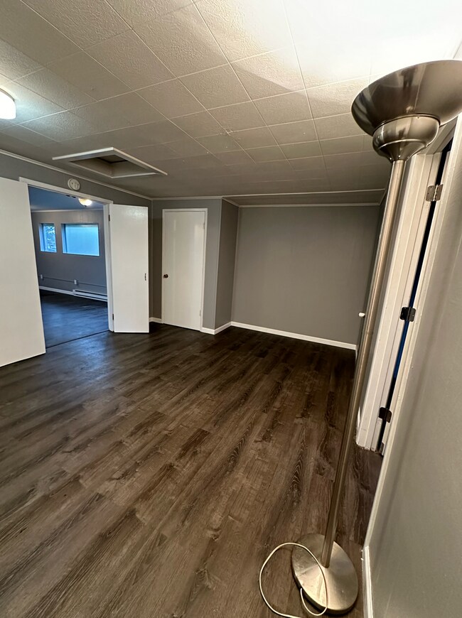 Building Photo - 2 Bedroom Apartment - Blocks From Downtown...