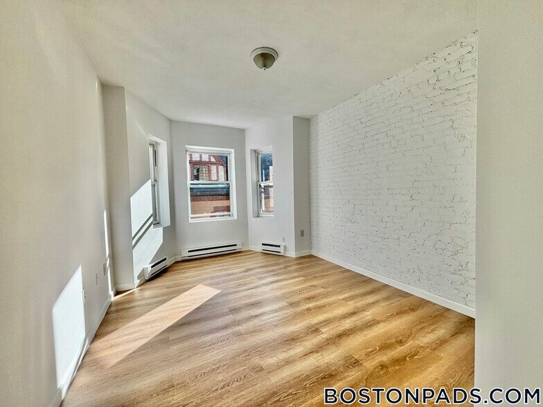 Primary Photo - 111 Norway St