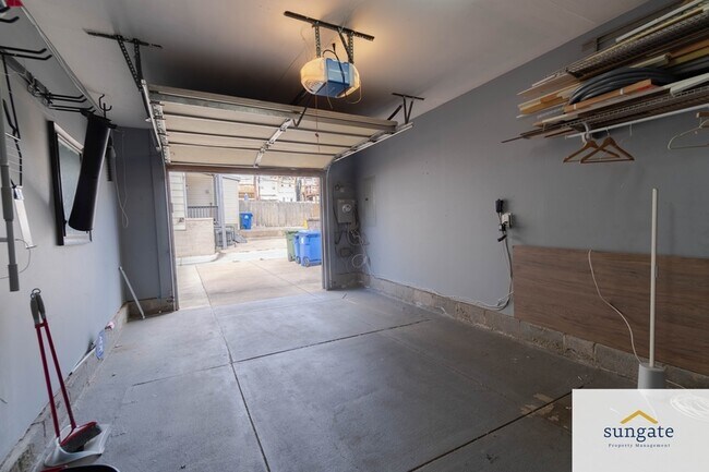Building Photo - 3206 Hudson St