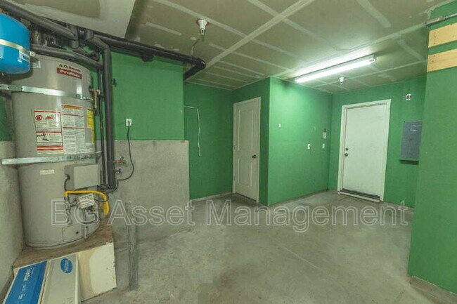 Building Photo - 1653 Northshore Dr