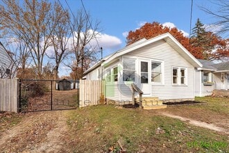 Building Photo - GORGEOUS STUNNING 1 Bed single family home!