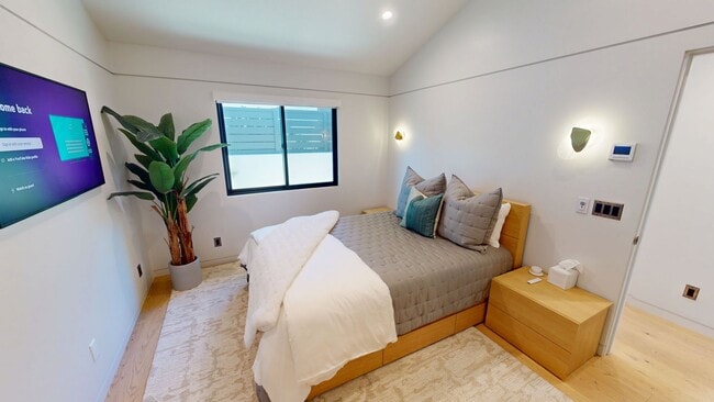 Building Photo - Elevated Living Fully Furnished