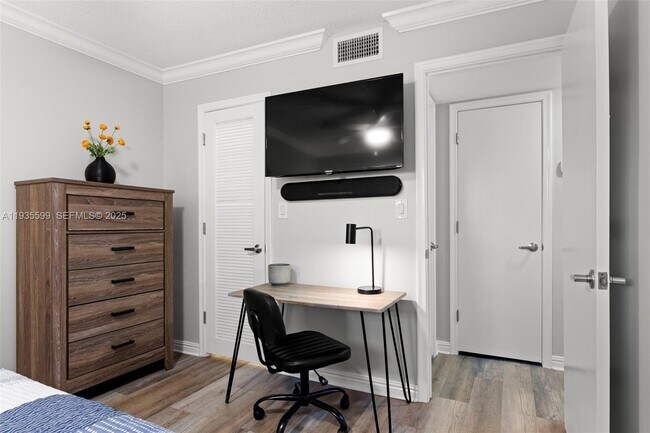 Building Photo - 1125 NE 16th Pl