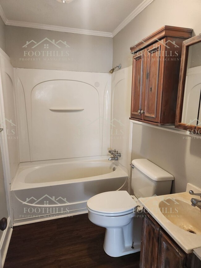 Building Photo - Cozy 1 Bed Duplex with Original Hardwood F...