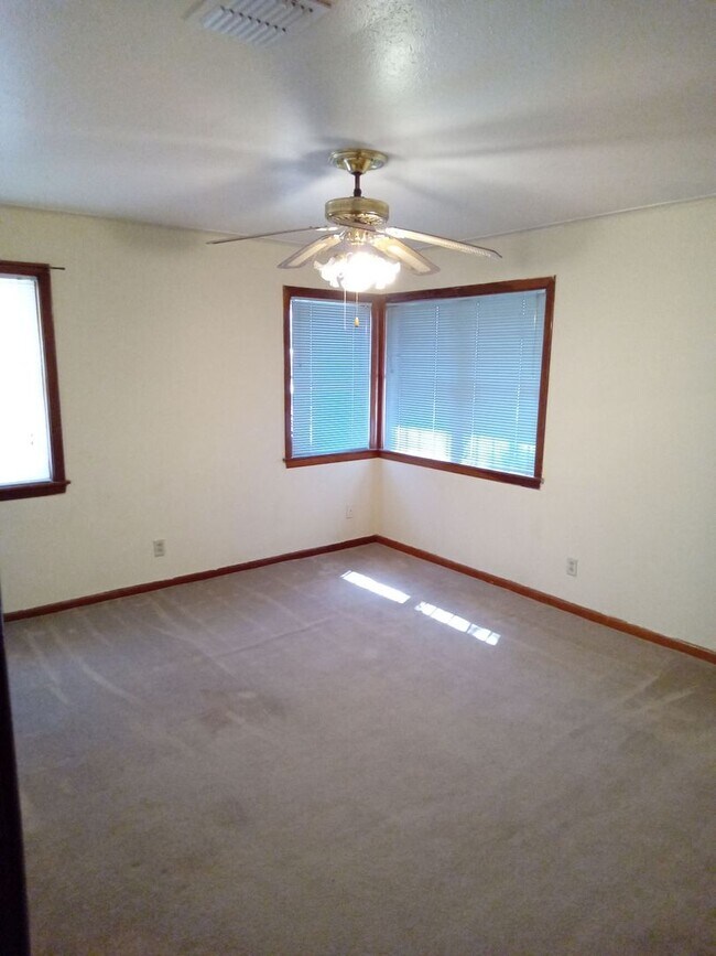 Building Photo - Old Greenacres!!