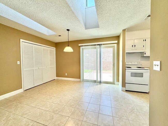 Building Photo - Holden Village Townhome Available - Newly Renovated