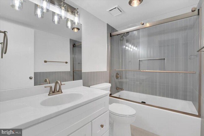 Building Photo - 309 Yoakum Pkwy