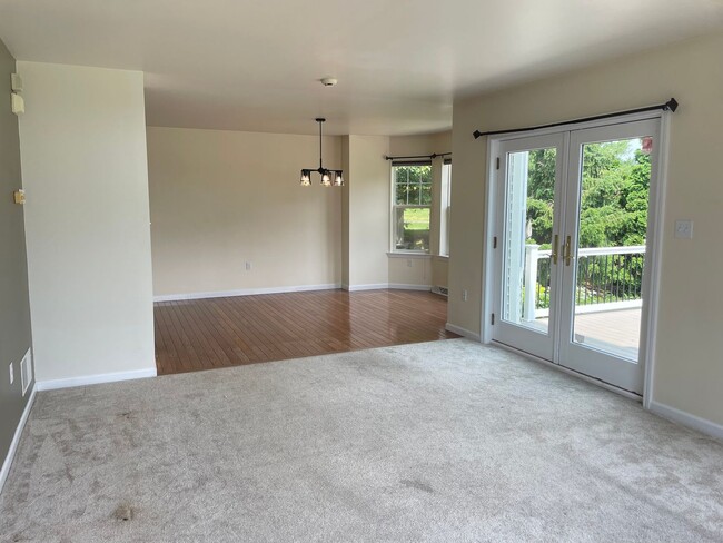 Building Photo - Luxury 3 Bedroom, 1.5 Bathroom End of Row ...