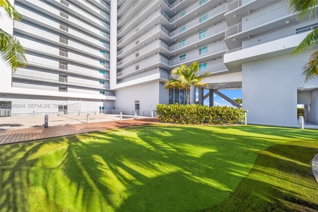 Building Photo - 888 Biscayne Blvd