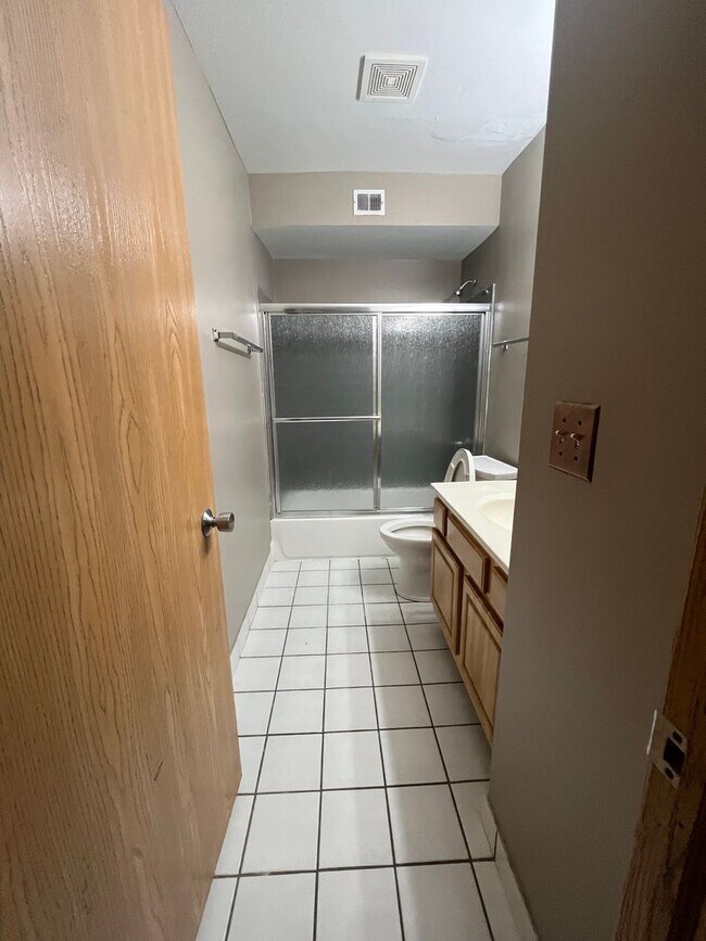 Building Photo - Runaway bay Condo Apartment
