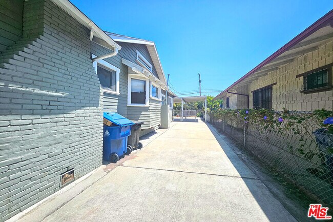 Building Photo - 648 Heliotrope Dr