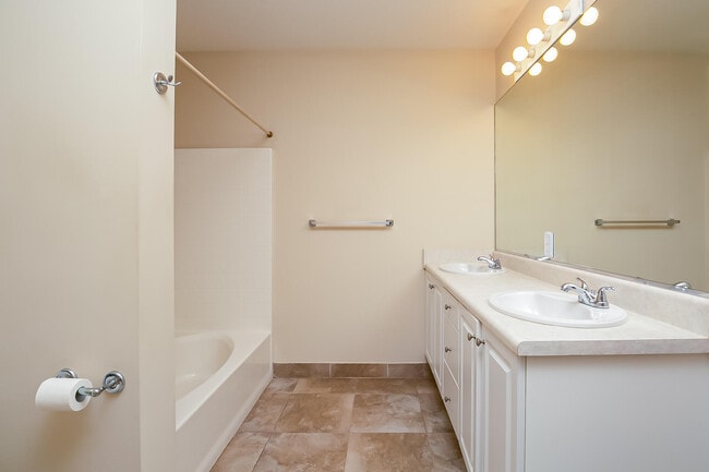 Building Photo - 5015 Fairways Cir