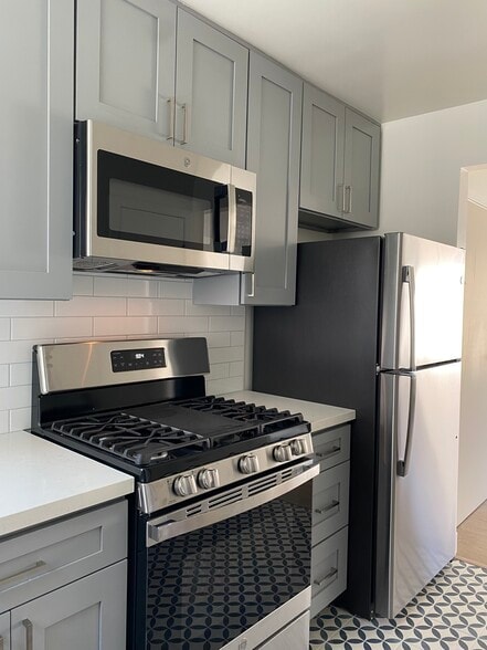 Kitchen - stainless steel appliances - 1331 W Adams Blvd