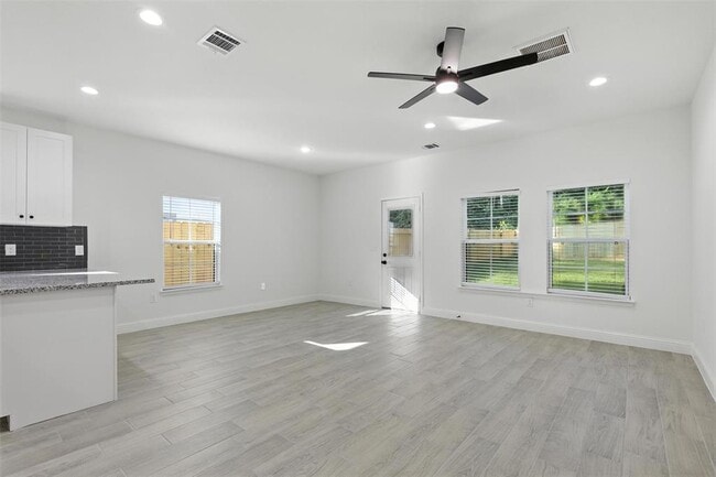 Building Photo - 914 Timberglen Ct
