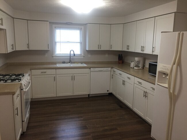 Building Photo - 2025 Meighen Ave