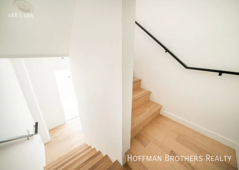 Building Photo - 2683 Roseview Ave