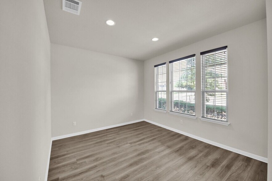 Building Photo - 1829 Leander Dr