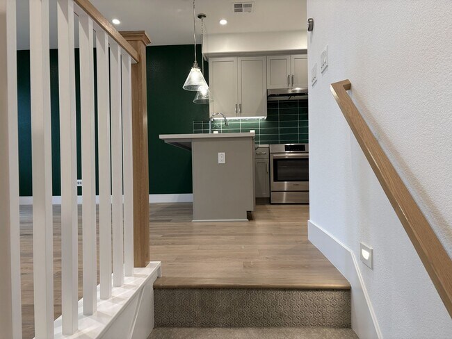 Building Photo - Modern 3BR/3BA Townhome in Prime Mountain View Location