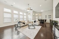 Building Photo - 913 Parkside Dr