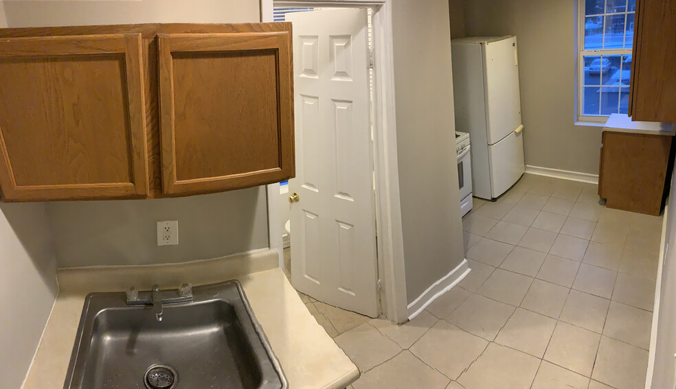 Kitchen - 357 College Ave