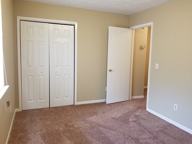 Building Photo - Charming 2Bed/1.5 Bath End-Unit Townhome Conveniently Located Near Schools, Shopping & Tyndall AFB!