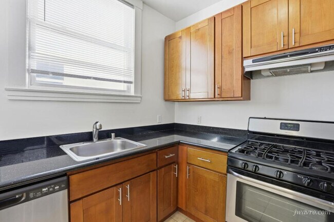 Building Photo - 555 Pierce St