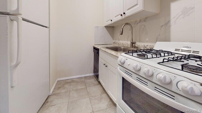Building Photo - 87-30 62nd Ave