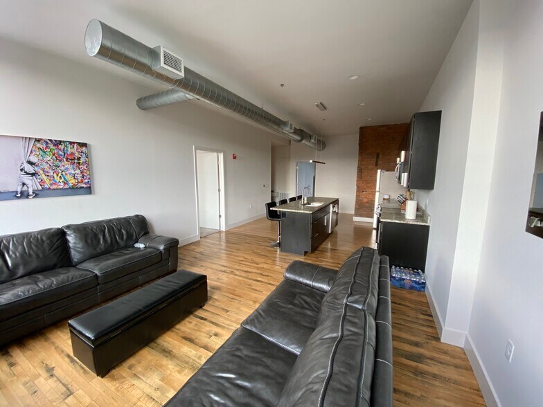 Primary Photo - 200 Adams Ave