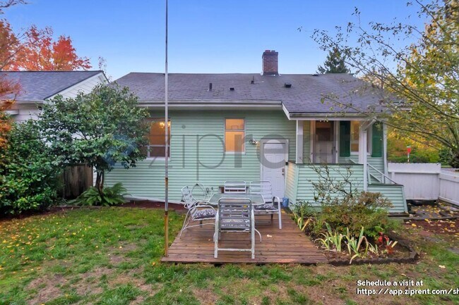 Building Photo - 902 N 77th St