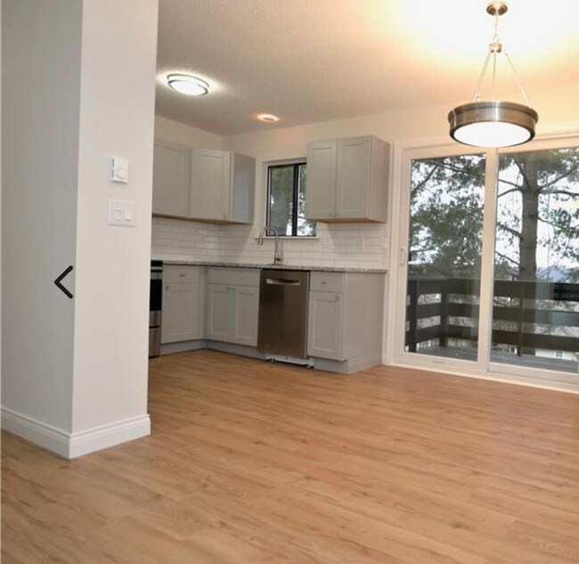 Kitchen/Dinning room - 157 Shelter Rock Rd