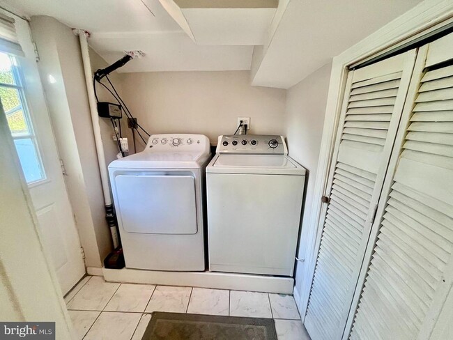 Building Photo - 628 N Columbus St