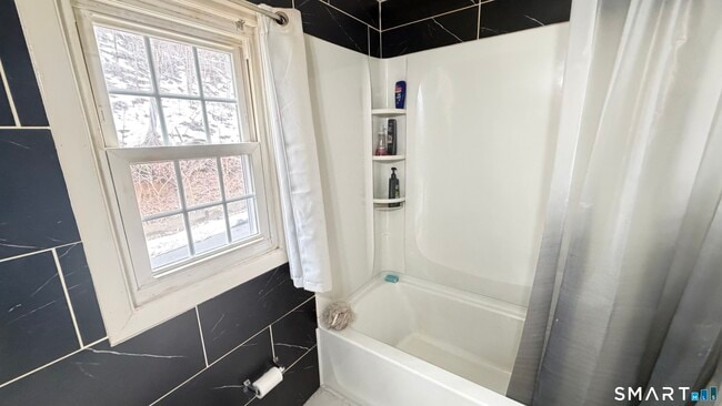 Building Photo - 646 Howe Ave