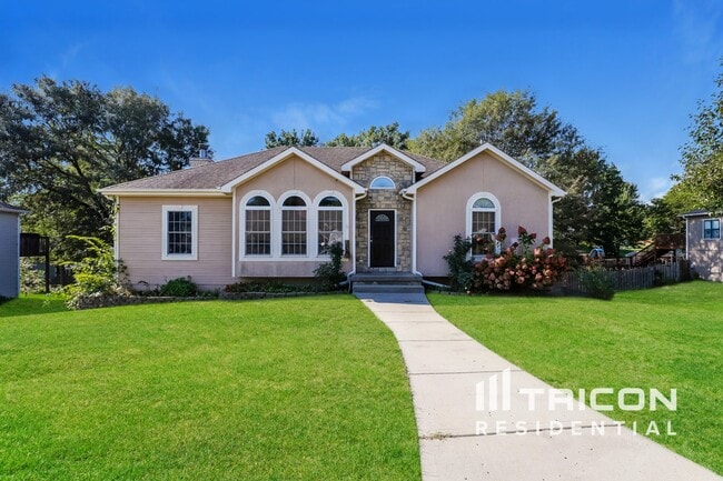 Building Photo - 715 Holiday Dr