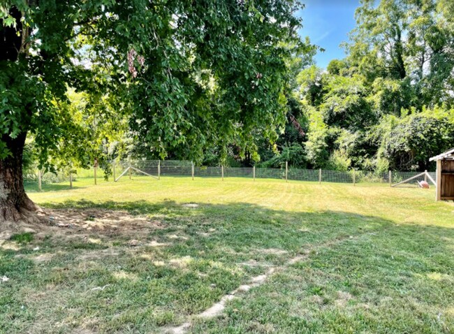 Building Photo - AVAILABLE NOW. 2 bed/1 bath SINGLE FAMILY HOME with fenced yard!