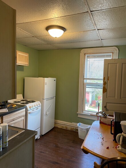 Building Photo - 731 E 5th St