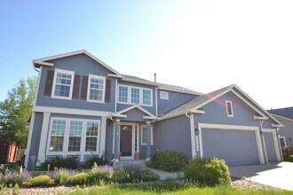 Building Photo - 6 Bed, 3.5 Bath Home Available Now!