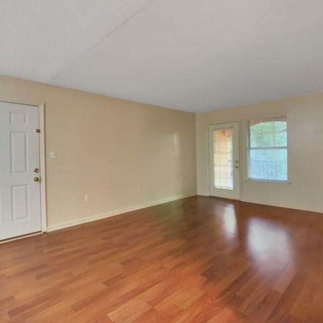 Building Photo - Emory Woods 2 Bed 2 Bath Apartment! Available April 1st!