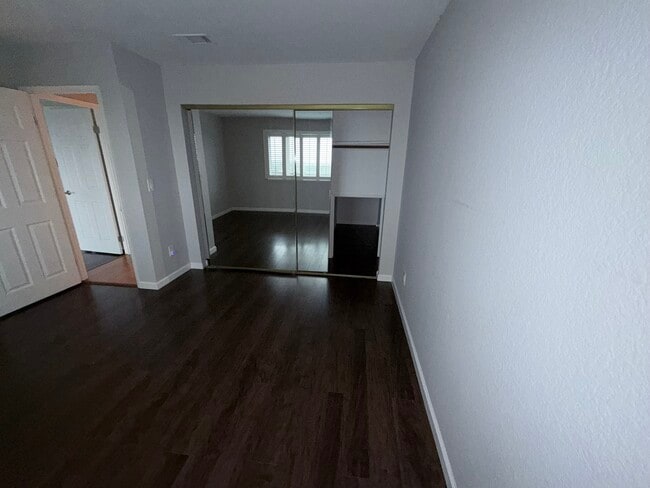 Building Photo - 533 Bustos Pl