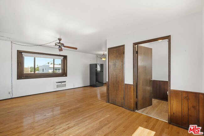Building Photo - 1122 S La Peer Dr