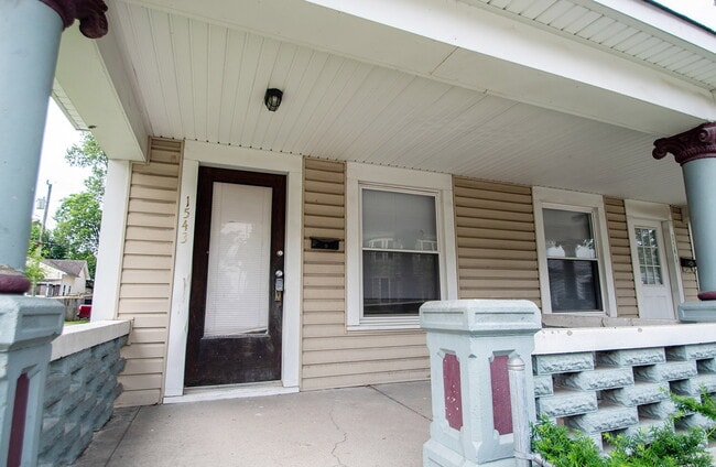 Building Photo - "Charming 3-Bed Duplex Retreat on E Ohio S...