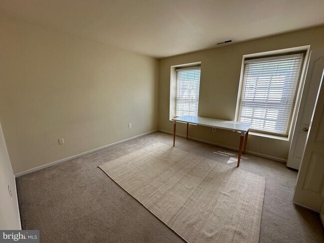 Building Photo - 28405 Pinehurst Cir