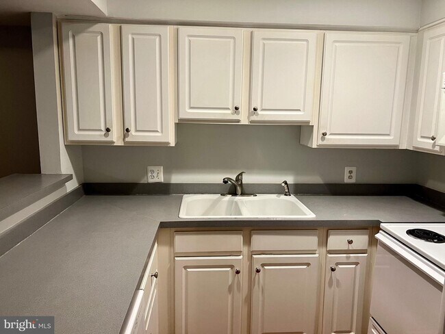 Building Photo - 5705 Chapman Mill Dr