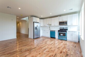 Building Photo - 3 br, 2 bath 4plex - 640 N 32ND ST Unit 103