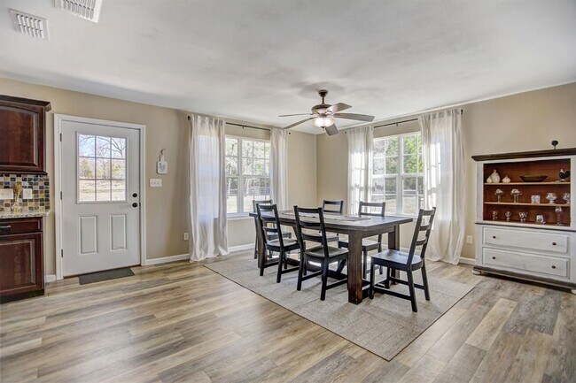 Building Photo - 460 Pine Tree Loop