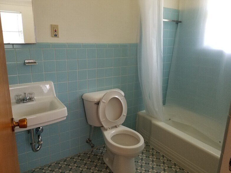 Building Photo - 304 Morrison N Ave