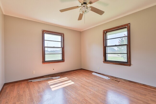 Building Photo - Charming Brick Home with Carport!