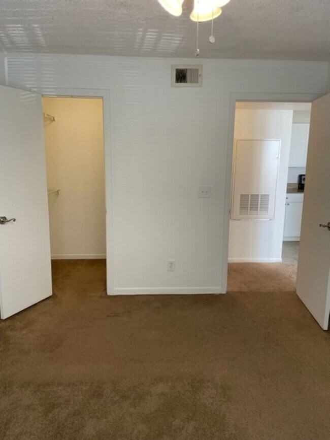 Building Photo - Lexington Place - 1325