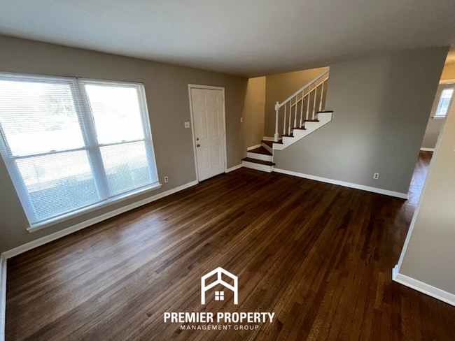 Building Photo - Beautiful 3BR/2BA Memphis Home with Hardwood Floors, Formal Dining & Fenced Yard