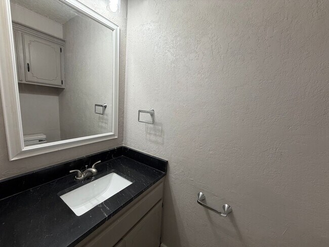 Building Photo - Beautiful 3bed/2.5bath Updated Westside Norman Home Available for Rent!